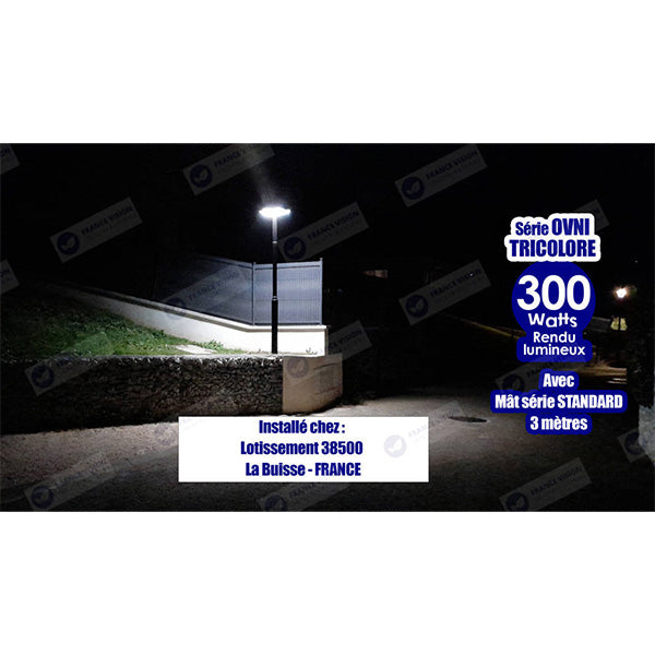 Lampe solaire pour extérieur - Série OVNI TRICOLORE - Rendu lumineux 300W - 2000 lumens - Angle 360° - 55 x 10 cm - Diamètre tube d'insertion 60 / 76 mm - Télécommande - Détecteur de mouvement - Capteur crépusculaire - Couleur de température au choix