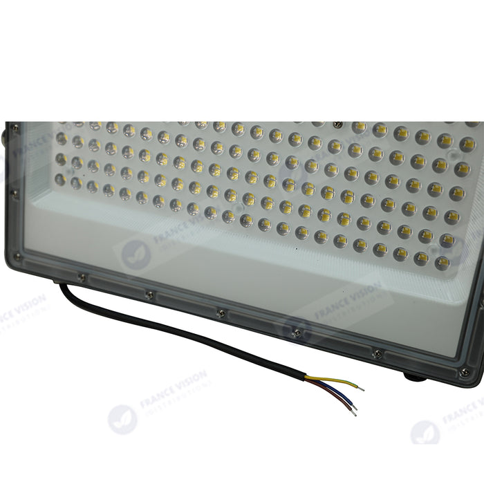 Projecteur LED filaire - Série PERLE V2 - 100 Watts - 12 000 Lumens - 120 Lumens/Watt - Angle 90° - IP65 - 3000K - 290 x 230 x 25 mm