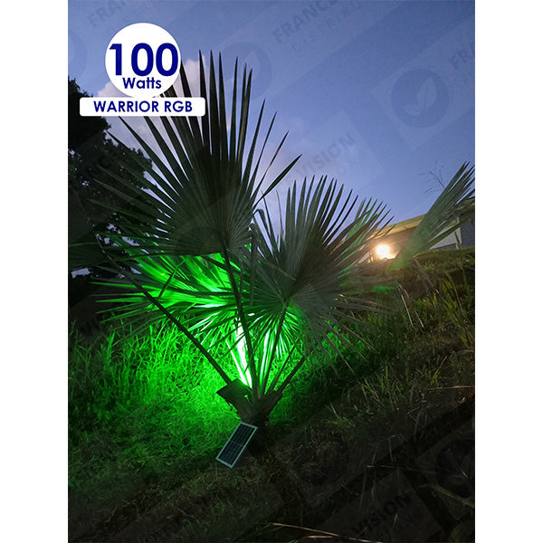 Projecteur LED solaire - Série WARRIOR RGBW (Multicolores + Blanc) - 100 Watts - Angle 120° - Lampe 26 x 20 x 6 cm - IP67 - Avec télécommande - Avec capteur crépusculaire - Bluetooth - Rythme musical