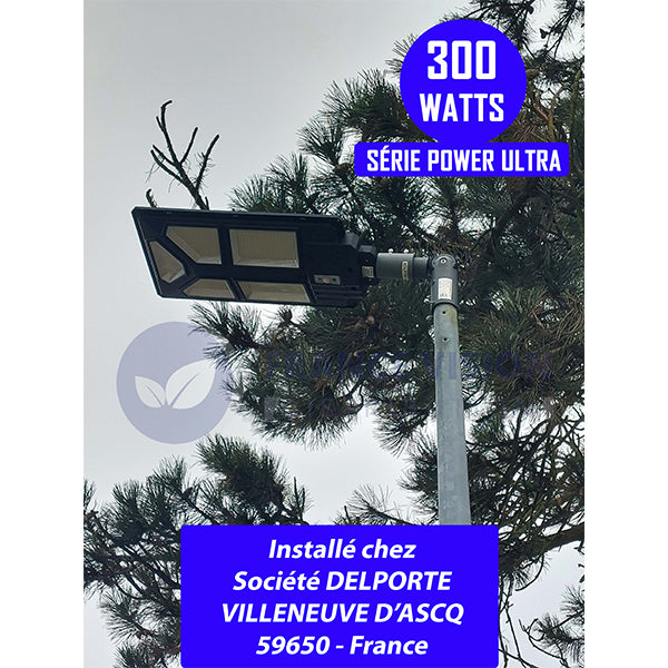 Lampadaire solaire extérieur de rue / parking - Série POWER ULTRA - Rendu 300 Watts - 2900 lumens - 180° - IP65 - 69 x 36 x 8 cm - Avec capteur crépusculaire - Télécommande - Avec télécommande - Diamètre tube d’insertion 45 mm