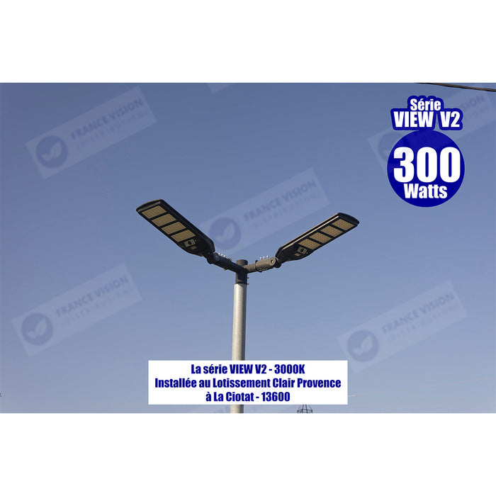 Solaire - Luminaire LED pour Candélabre / Lampe de rue et parking - Série VIEW V2 - 400 Watts - 2700 Lumens - Angle 140*70° - IP65 - Lampe 72 x 25 x 5 cm - Panneau MONOCRISTALLIN - 61 x 23 cm - Détecteur de mouvement - 6000k - Tube d'insertion 45mm