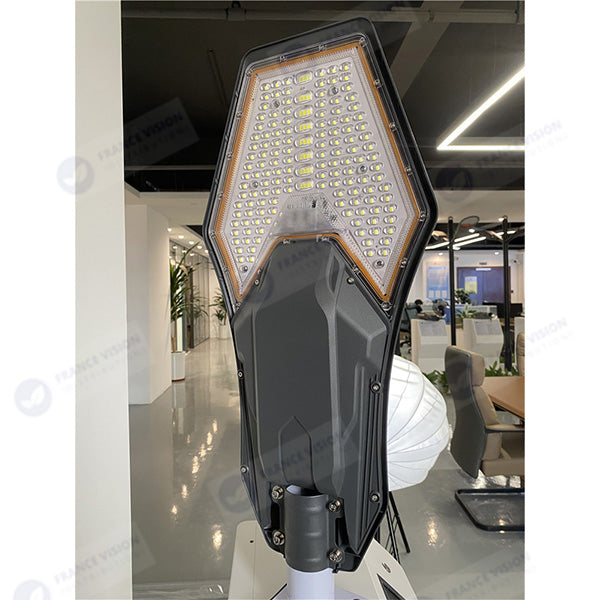 Lot de 5x Lampes de rue solaire - Série INTERSTELLAR ELITE 800 Watts - 5600 Lumens - Angle 150*70° - IP66 - Lampe 75 x 34 x 10 cm - Panneau MONO 67 x 45 x 3 cm - Contrôleur intelligent - Avec télécommande - 3000k - Support inclus - Capteur crépusculaire