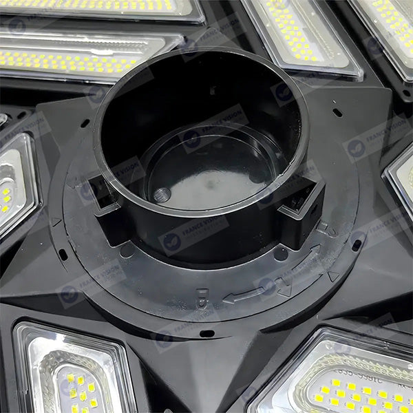 Lampe solaire pour extérieur - Série OVNI EMERAUDE -  400 Watts - 2300 Lumens - Angle 360° - IP65 - Lampe 61 x 61 cm - Panneau polycristallin 48 x 35 cm - Tube d'insertion 60/76 mm - Détecteur de mouvement - Capteur crépusculaire - Télécommande - 3000k