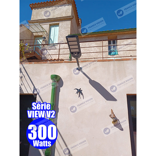 Solaire - Luminaire LED pour Candélabre / Lampe de rue et parking - Série VIEW V2 - 300 Watts - 2300 Lumens - Angle 140*70° - IP65 - Lampe 62 x 25 x 5 cm - Panneau MONOCRISTALLIN - 51 x 23 cm - Détecteur de mouvement - 6000k - Tube d'insertion 45mm