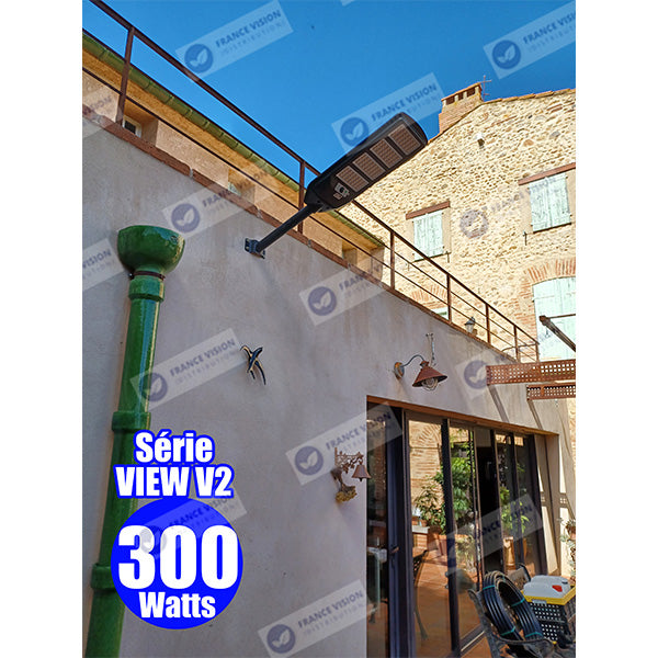 Solaire - Luminaire LED pour Candélabre / Lampe de rue et parking - Série VIEW V2 - 300 Watts - 2300 Lumens - Angle 140*70° - IP65 - Lampe 62 x 25 x 5 cm - Panneau MONOCRISTALLIN - 51 x 23 cm - Détecteur de mouvement - 6000k - Tube d'insertion 45mm