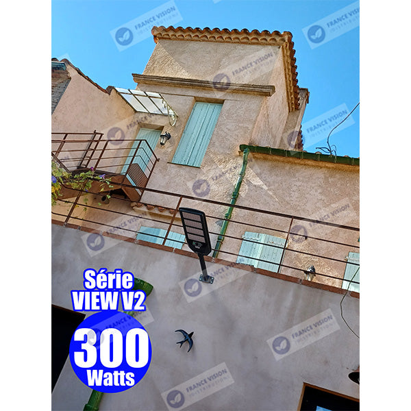 Solaire - Luminaire LED pour Candélabre / Lampe de rue et parking - Série VIEW V2 - 300 Watts - 2300 Lumens - Angle 140*70° - IP65 - Lampe 62 x 25 x 5 cm - Panneau MONOCRISTALLIN - 51 x 23 cm - Détecteur de mouvement - 6000k - Tube d'insertion 45mm