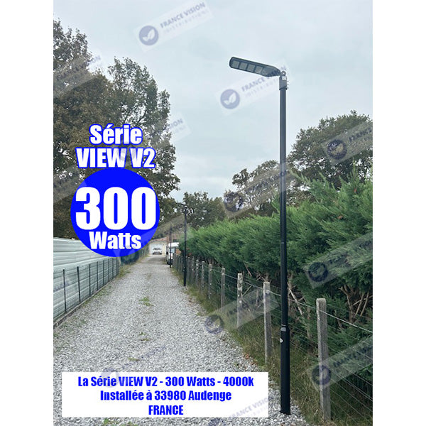 Solaire - Luminaire LED pour Candélabre / Lampe de rue et parking - Série VIEW V2 - 300 Watts - 2300 Lumens - Angle 140*70° - IP65 - Lampe 62 x 25 x 5 cm - Panneau MONOCRISTALLIN - 51 x 23 cm - Détecteur de mouvement - 6000k - Tube d'insertion 45mm