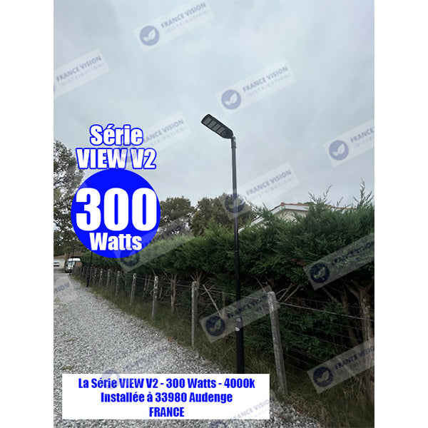 Solaire - Luminaire LED pour Candélabre / Lampe de rue et parking - Série VIEW V2 - 300 Watts - 2300 Lumens - Angle 140*70° - IP65 - Lampe 62 x 25 x 5 cm - Panneau MONOCRISTALLIN - 51 x 23 cm - Détecteur de mouvement - 6000k - Tube d'insertion 45mm