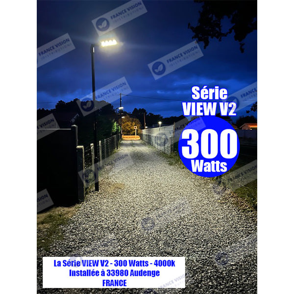 Solaire - Luminaire LED pour Candélabre / Lampe de rue et parking - Série VIEW V2 - 300 Watts - 2300 Lumens - Angle 140*70° - IP65 - Lampe 62 x 25 x 5 cm - Panneau MONOCRISTALLIN - 51 x 23 cm - Détecteur de mouvement - 6000k - Tube d'insertion 45mm