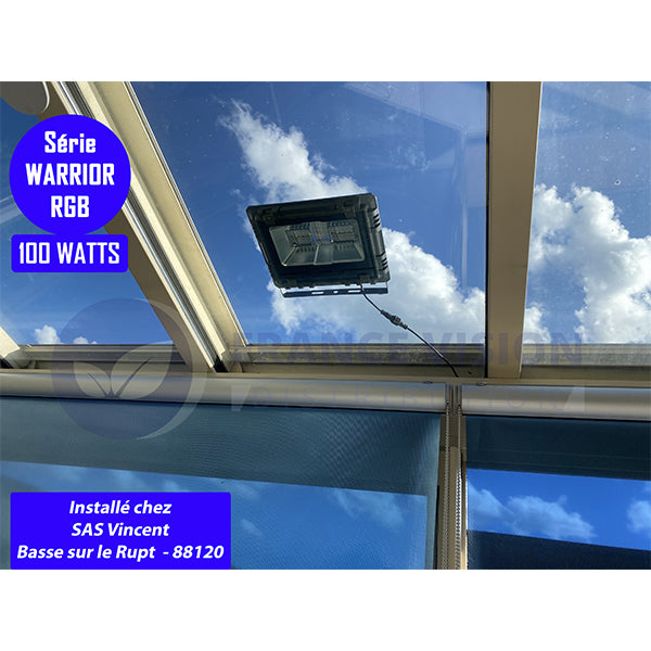 Projecteur LED solaire - Série WARRIOR RGBW (Multicolores + Blanc) - 800 Watts - Angle 120° - Lampe 38,5 x 30,3 x 8cm - IP67 - Avec télécommande - Avec capteur crépusculaire - Bluetooth - Rythme musical